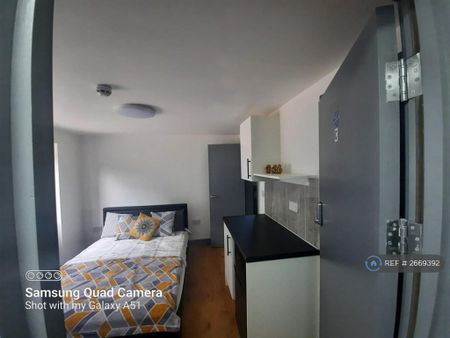 1 bedroom in a house share to rent - Photo 2