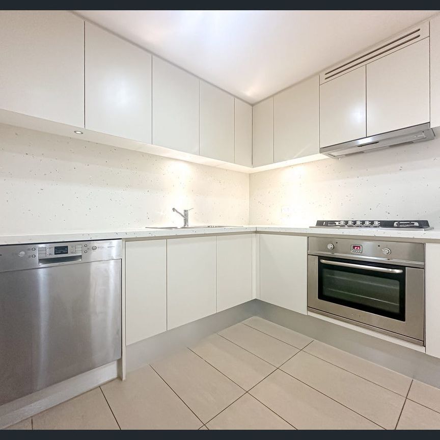 Spacious One-Bedroom Apartment with Stunning Water Views - Photo 1