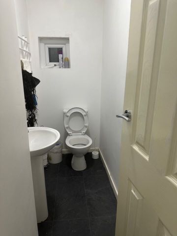 Room in a Shared House, Hersey Street, M6 - Photo 5