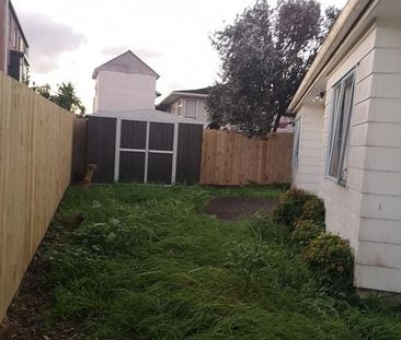 3 Bed Home with Extra Room Space – Secure Backyard - Photo 2