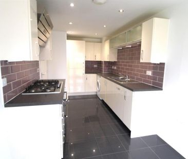 4 bedroom detached house to rent - Photo 2
