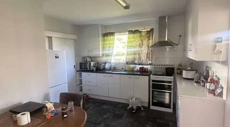 Well-presented 3-bedroom home - Photo 5