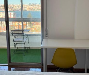 Room with River View in Cacilhas – Renovated Apartment - Photo 3