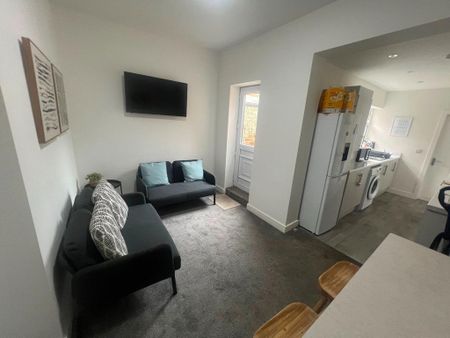 4 bedroom semi-detached house to rent - Photo 2