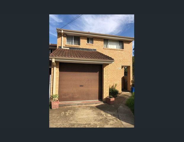 CONVIENT TOWNHOUSE! - Photo 1