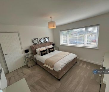 4 bedroom semi-detached house to rent - Photo 3