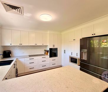Spacious Five-Bedroom Family Home in a Peaceful Cul-de-Sac - Photo 2