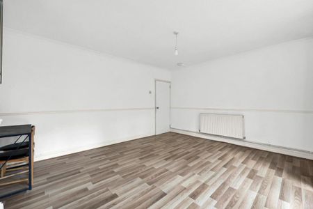 3 bedroom flat to rent - Photo 2