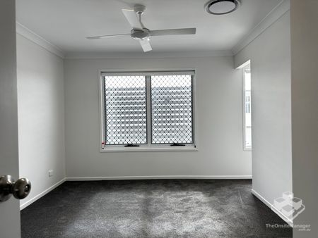 VERY NEW ULTA MODERN LUXURY 3 BEDROOM TOWNHOUSE WITH DUCTED AIR-CON - Photo 3