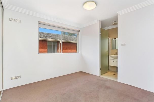 IMPECCABLE APARTMENT IN ONE OF COOGEE'S BEST STREETS - Photo 1