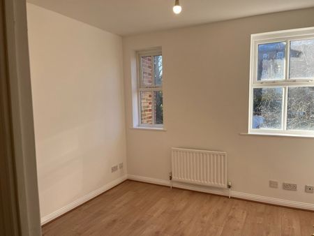 2 Bed Terraced House, Heather Close, SE13 - Photo 3