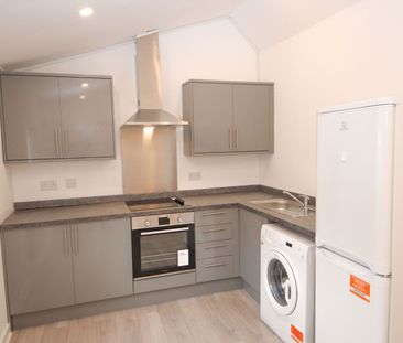 214 Wash Lane, Bury, Greater Manchester, BL9 7DR - Photo 2