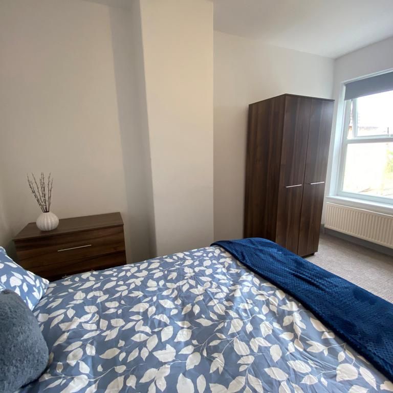 1 bedroom in a house share to rent - Photo 2