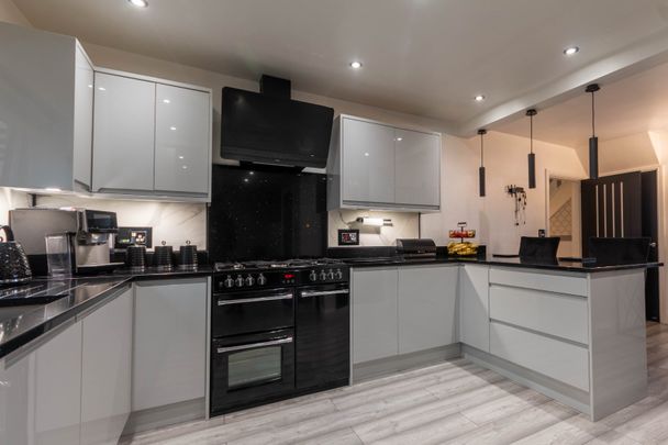 4 bedroom semi-detached house to rent - Photo 1