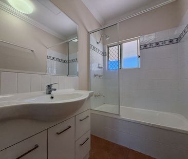 2 BEDROOM TOWNHOUSE IN CENTRAL LOCATION + TRANQUIL COURTYARD! - Photo 5