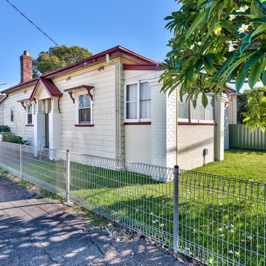 Three bedroom home with retro features. Pets considered! - Photo 1