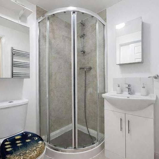 Farm Close, Southall, Middlesex, UB1 - Photo 1