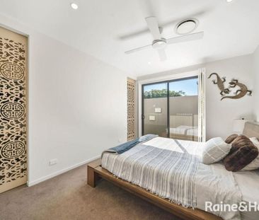 Located in a small private complex - Photo 2