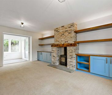 Modern family home in sought after village - Photo 3