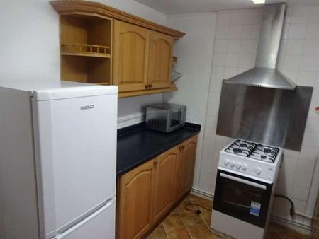 Harlech Gardens, Hounslow, TW5 - Photo 4