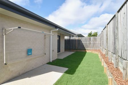 HOME IN POPULAR ESTATE! - Photo 4