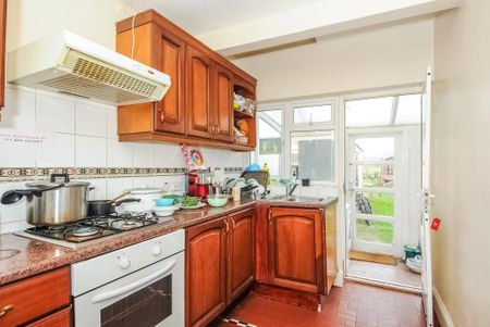 3 bedroom semi-detached house to rent - Photo 2