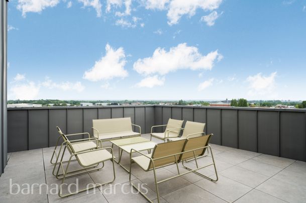 Victoria Road, Feltham - Photo 1