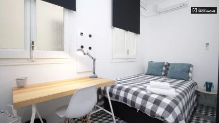 Room with balcony in 9-bedroom apartment in l'Eixample - Photo 3