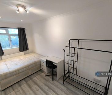 1 bedroom in a house share to rent - Photo 2