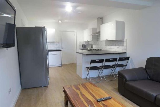 Bedroom Detached House In Charminster, BH8 - Photo 1