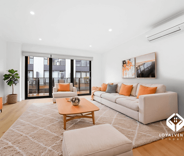 Newly Renovated ! Stylish City-Edge Townhouse Living - Photo 2