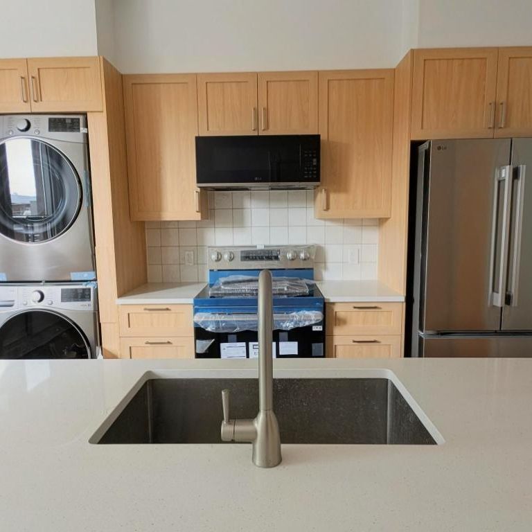 NOUVEAU PRIX – Grand 6½ rénové – Électros neufs inclus – 2 grands balcons – 3e et dernier étage – A/C – 2095$ - Photo 1