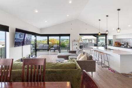 Modern 5 bedroom, 3.5 bathroom home with 2 living areas and stunning views in a quiet cul-de-sac! - Photo 3