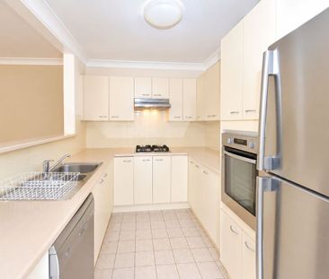 Charming 2-Bedroom Townhouse with Lock-Up Garage - Photo 4