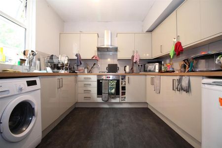 1 bedroom in a house share to rent - Photo 3