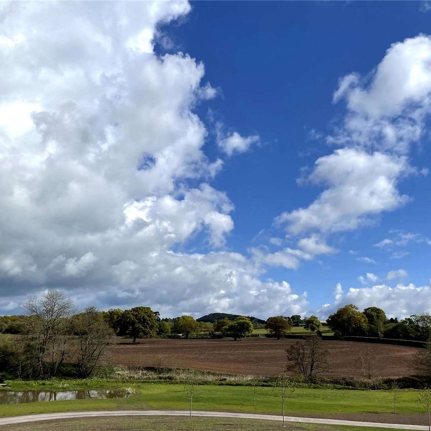 Stylish, furnished two bedroom apartment with gated parking, tucked down a quiet road in picturesque South-Cheshire countryside. Long or Short let considered. - Photo 1