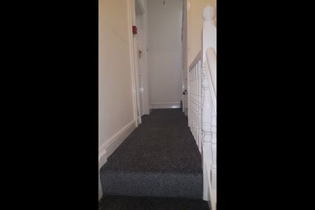 2 Bed Flat, Austhorpe Road, LS15 - Photo 2