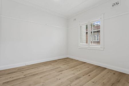 Renovated Beach Front One Bedroom Apartment with study/2nd bedroom - Photo 3