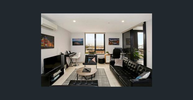 Spacious & stylish in the heart of North Melbourne - Photo 1