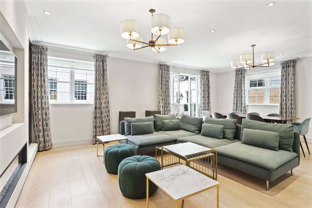 Expertly finished and furnished three bedroom three bathroom, family mews house located on a quiet road between Hyde Park and South Kensington. - Photo 1