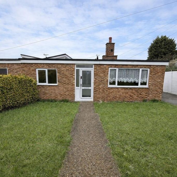 3 bedroom semi-detached bungalow to rent - Photo 1