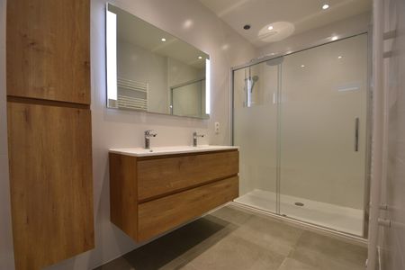 Gerenoveerd gelijkvloers appartement met ruim terras - Photo 2