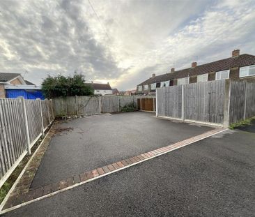 3 bedroom end of terrace house to rent - Photo 1