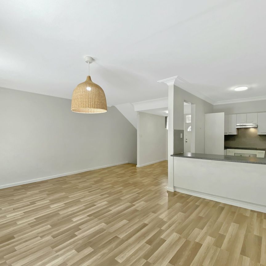 Spacious 3 Bedroom Townhouse ! - Photo 1