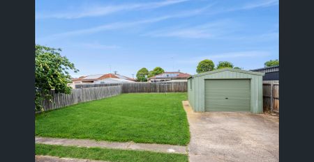 3 Bedroom , 2 Bathroom Gem! - Photo 5