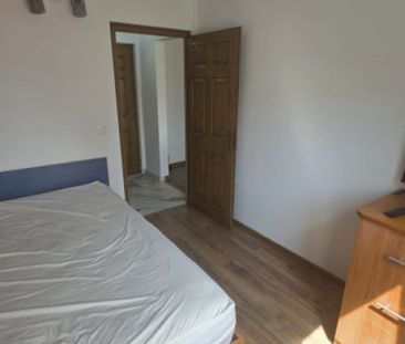 Garsonieră decomandată, 30 mp, mobilată modern, curte pri - Photo 2