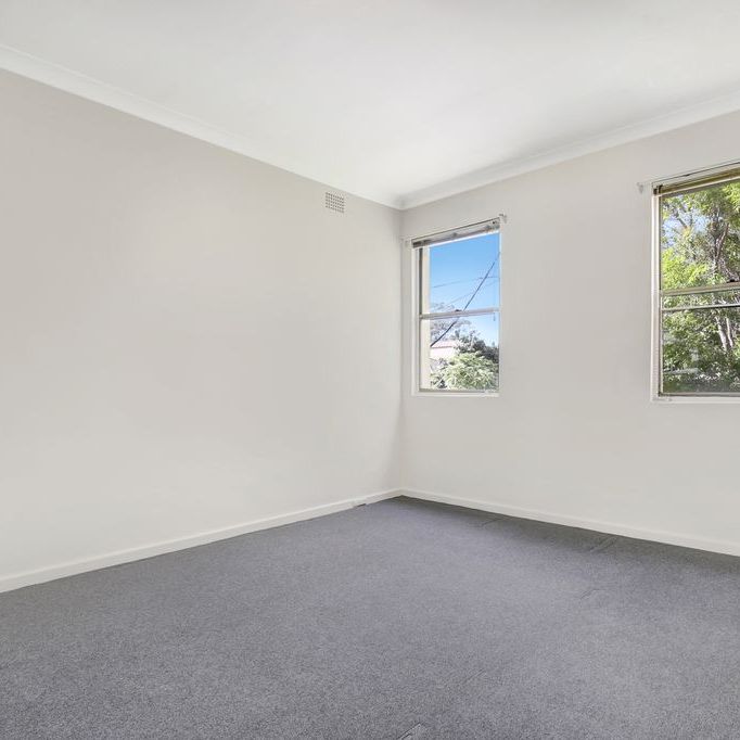 Spacious Top Floor Unit in the Heart of Dulwich Hill - Photo 1