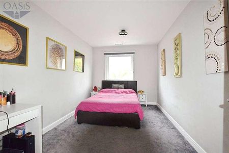 Wild Oaks, Acacia Road, Staines-upon-thames, Surrey, TW18 - Photo 4