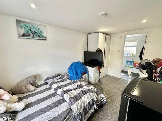 Warren Road, Winchester - Photo 1