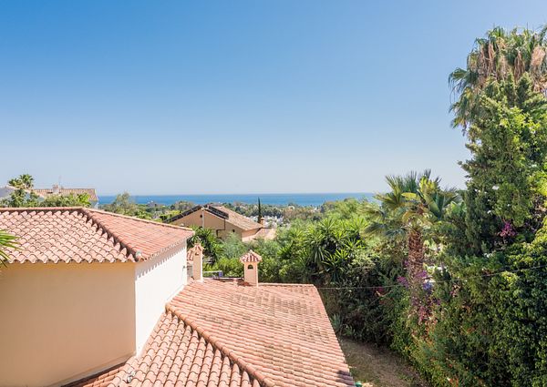 Fully renovated villa on a large plot with sea views